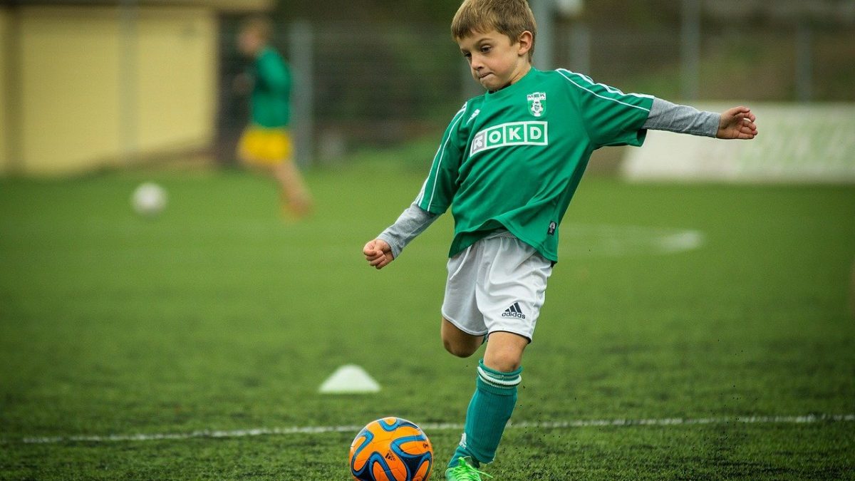 10 Beneficios de jugar fútbol en niños y adolescentes