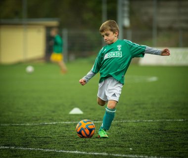 10 Beneficios de jugar fútbol en niños y adolescentes